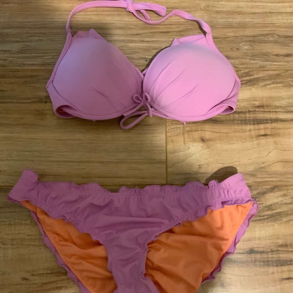 Victoria’s Secret bombshell ruffle bikini